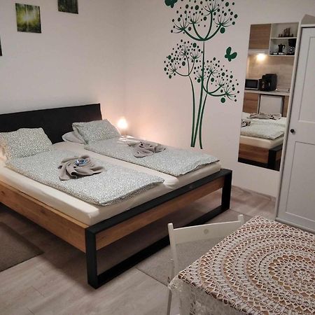 Esze Vendegszoba Tata Exterior foto